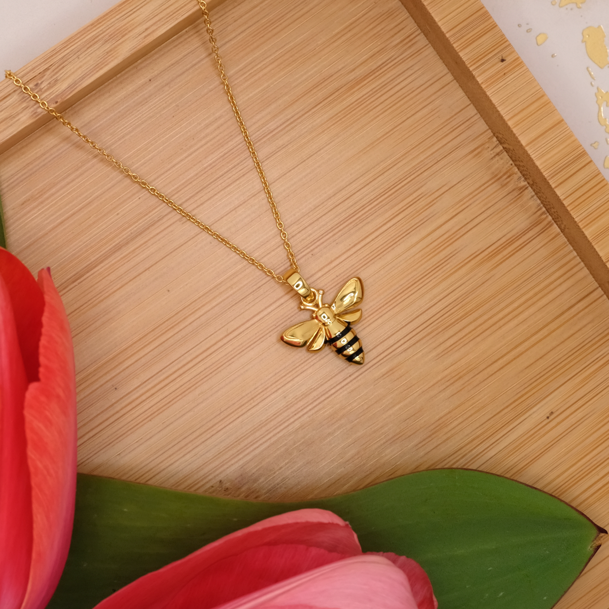 アクセサリー honey Adopt a Queen Bee Necklace | Bee Necklace from Project Honey Bees